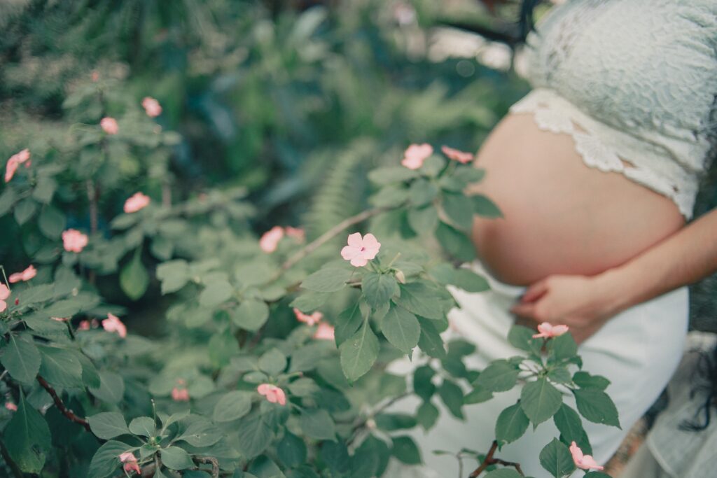 Schwangere mit Blumen