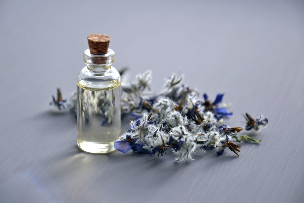 Ätherisches Öl mit Lavendel und Blume