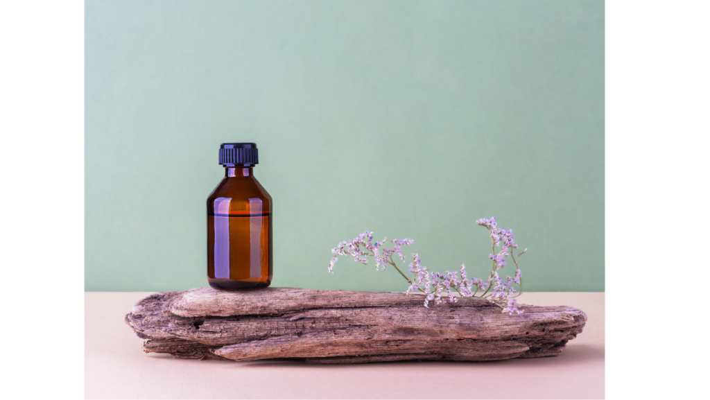 Braunflasche mit Blume und grünem Hintergrund